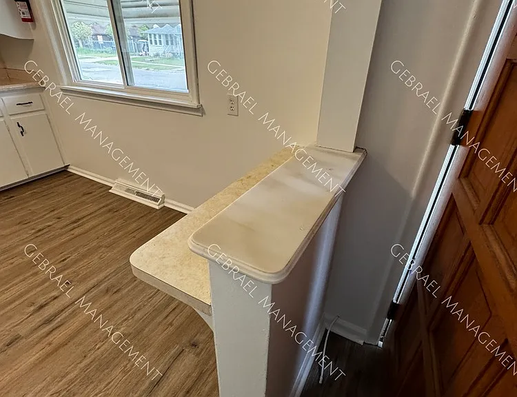 1221 Barney Ave — Photo 4