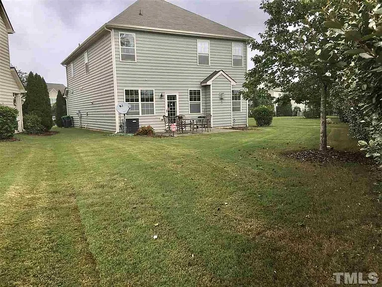 Flat Spacious Back/Side yard