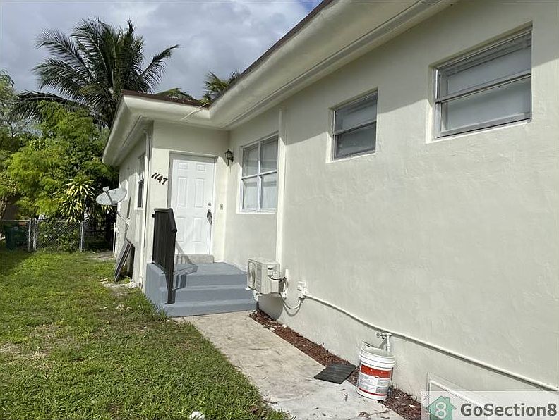 1st image of 1147 NE 113th St