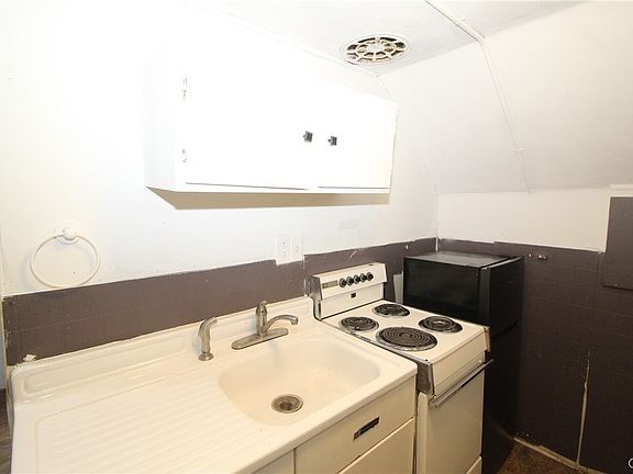 4th image of 2720 Midland Ave #20