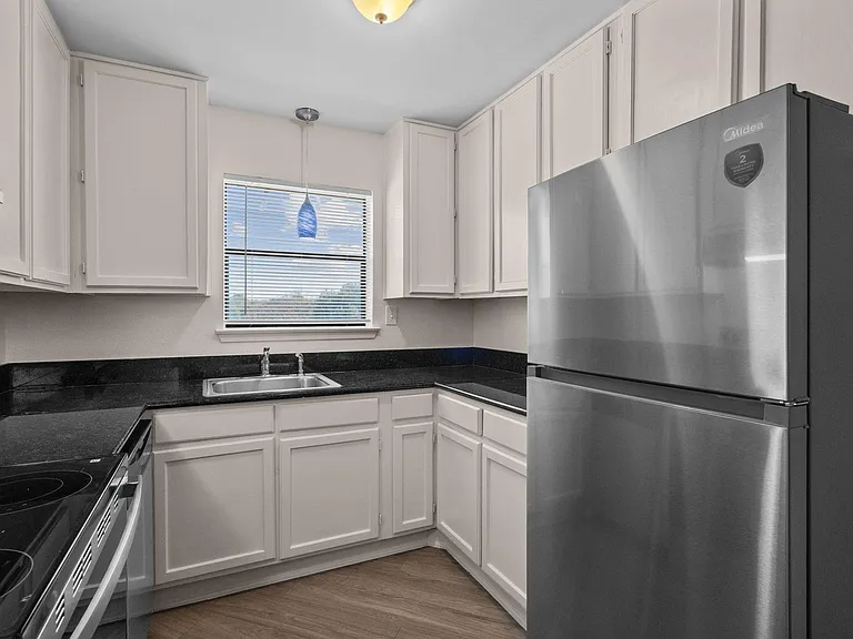 320 E 4th St #106 — Photo 8