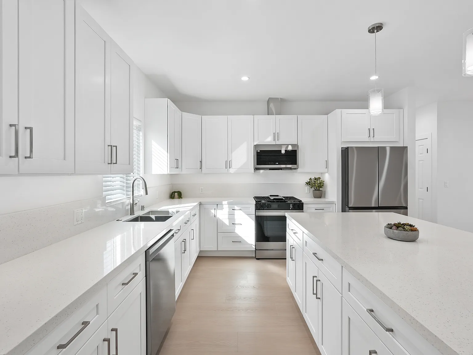 3 bed, 1200 sqft, $4,195 — Photo 3