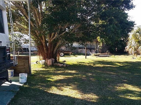 5th image of 230 Park Lane Dr
