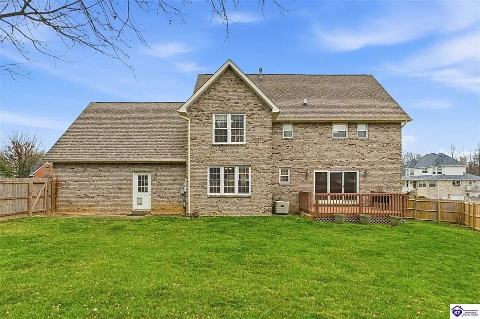 5 bed, 3700 sqft, $3,800 — Photo 2