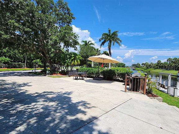 3rd image of 429 WATERWAY DRIVE