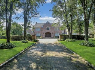7 Stirrup Dr, Glen Head, NY 11545