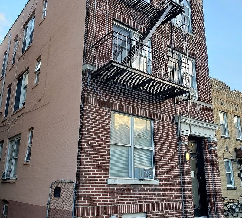 1st image of 3135 47th St APT 2R