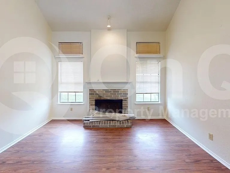732 Versailles St — Photo 9