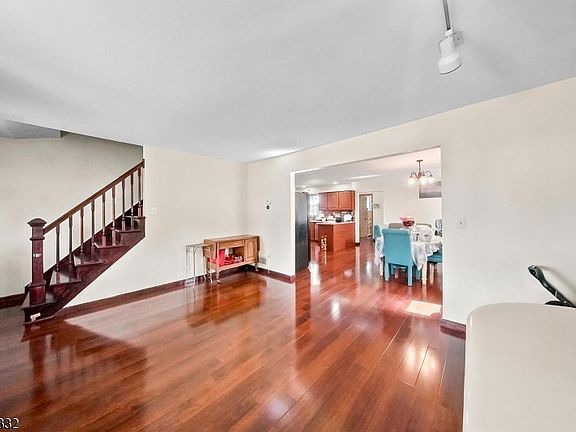3rd image of 953 W 5Th St