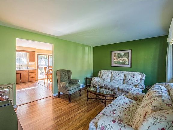 3rd image of 325 Circle Dr