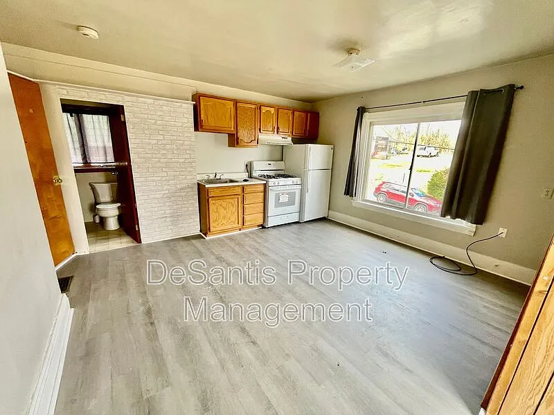 Studio, 1.0 bath, 600 sqft, $395 — Photo 2