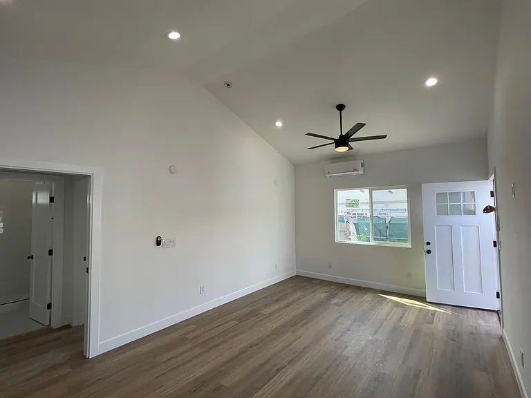 454 Delaware St — Photo 9