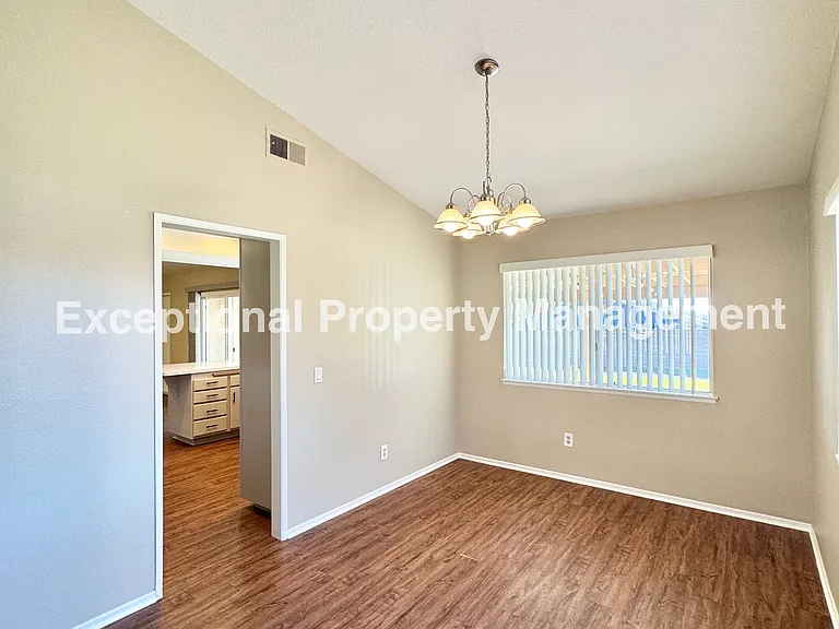 834 W 16th St — Photo 4