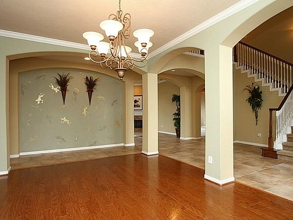 The formal dining room haslovely arched architectural features, hardwood floors and crown moulding.
