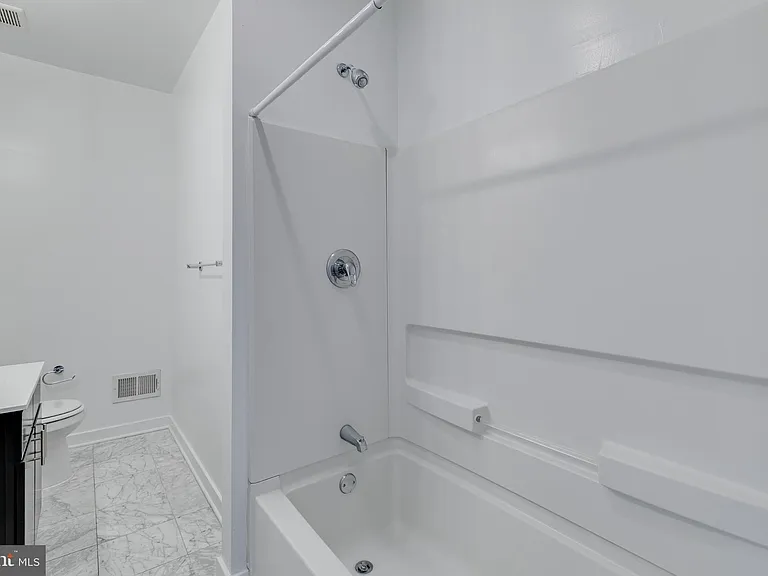 228 W George St #218 — Photo 17