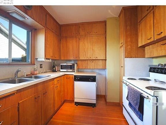 5th image of 7035 N Burrage Ave