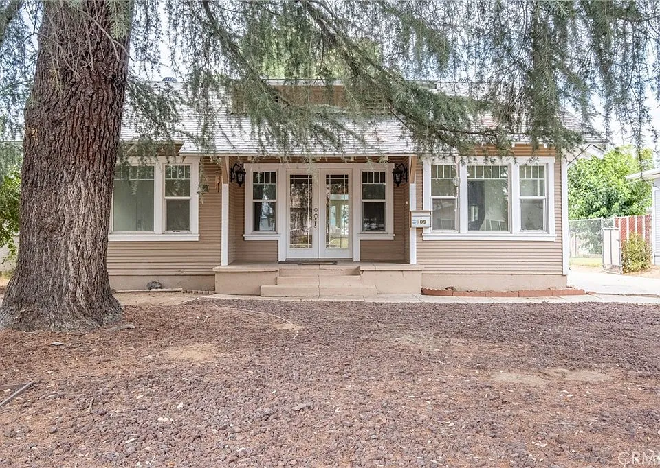 809 E Colton Ave