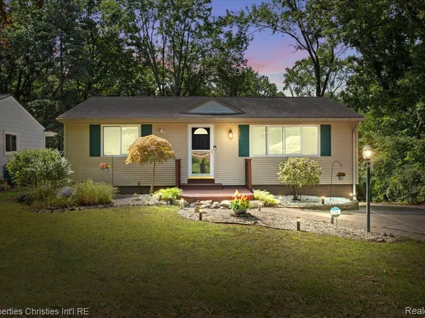 7573 Crestmore St, West Bloomfield, MI 48323