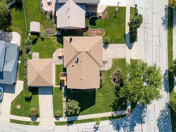 3rd image of 172 Kingsport Dr