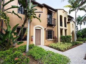 9088 Chula Vista St, Naples, FL