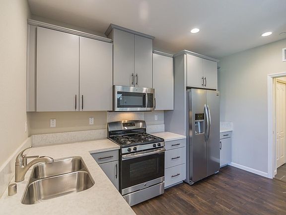 Stainless steel appliances & gas stove