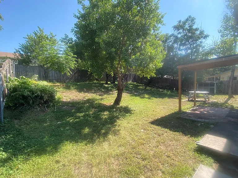 spacious and shady backyard - great for kids playing, adults relaxing or social gatherings with friends!