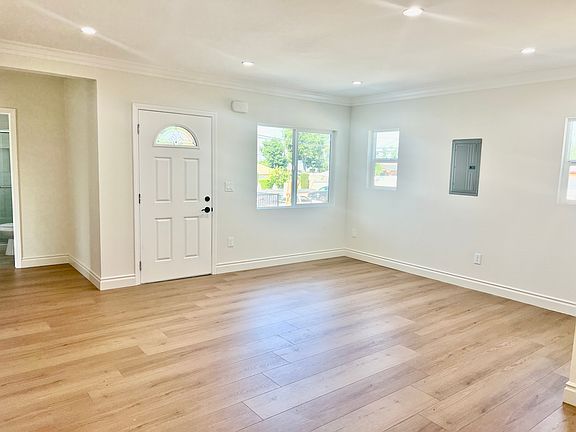 2nd image of 812 Grand View Ln