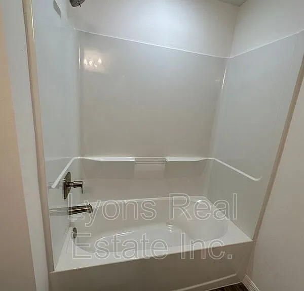 2604 NW 8th Pl — Photo 9