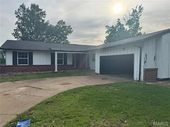 11749 Galba Dr, Florissant, MO 63033