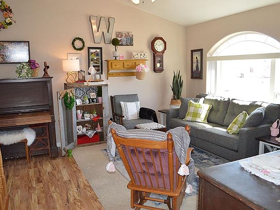 4th image of 3183 E Larson Dr