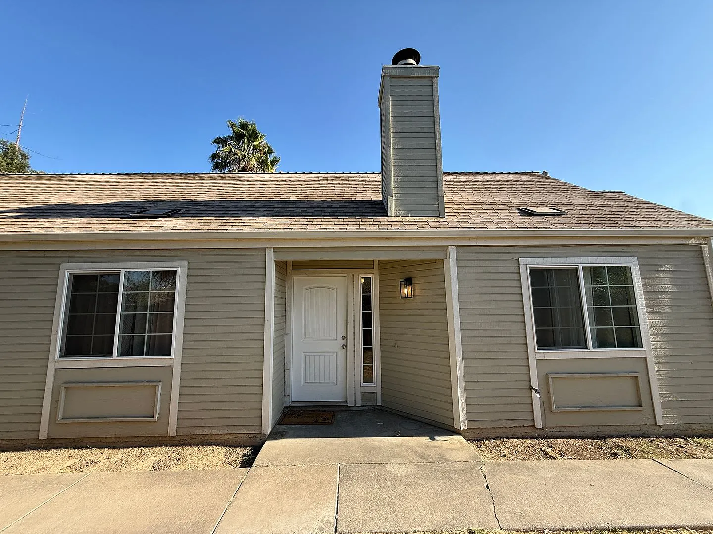 Adorable Private Home on Large Lot — Photo 2