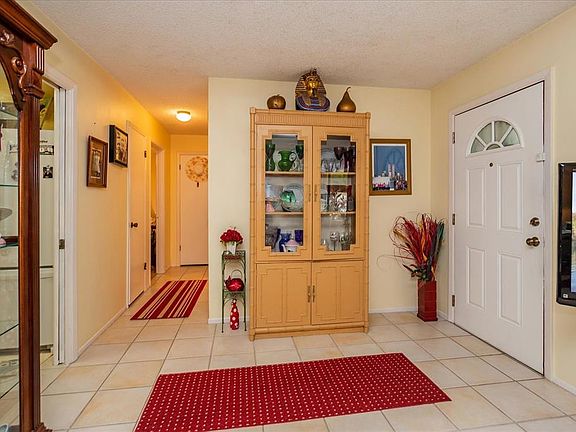 3rd image of 829 Coquina Ct