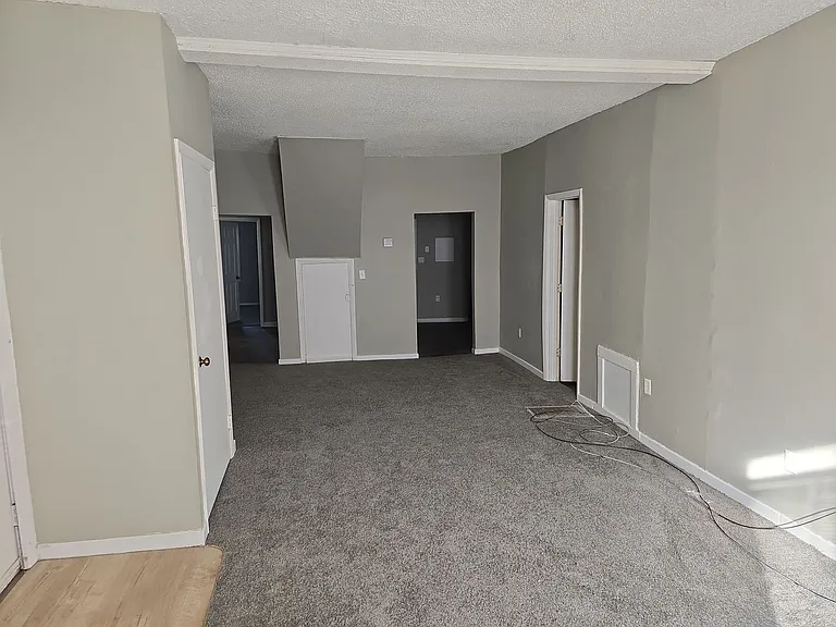 320 E 9th St — Photo 3