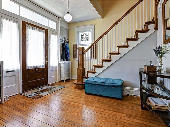 2nd image of 200 W 33rd St