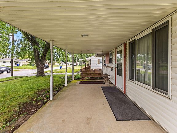 4th image of 863 Bruckner Rd