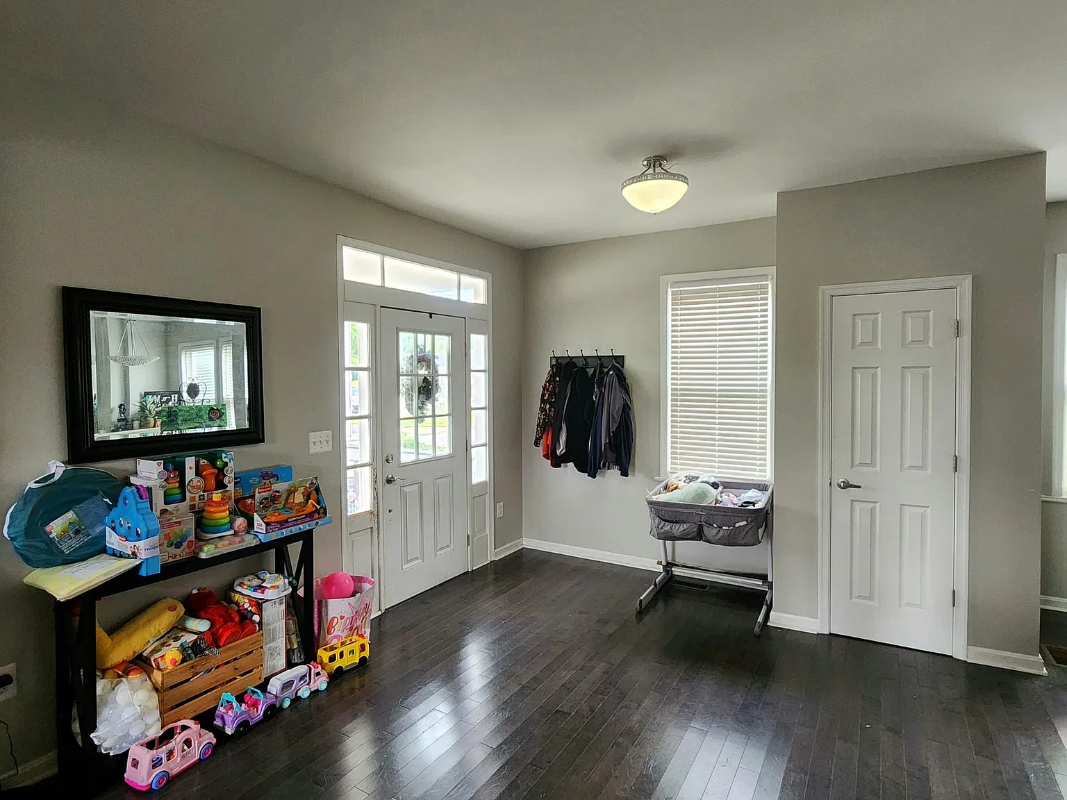 4 bed, 1896 sqft, $2,650 — Photo 3