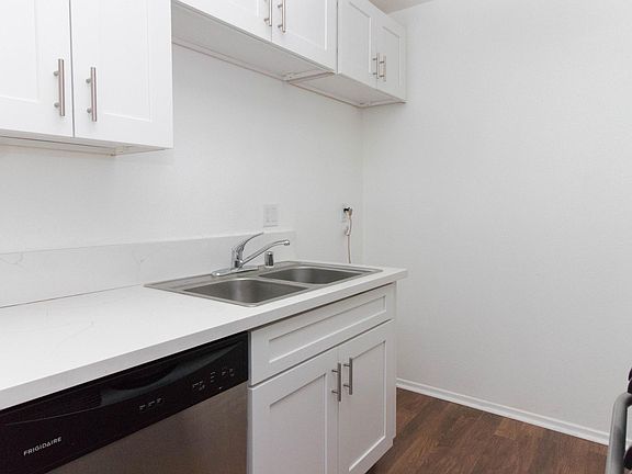 3rd image of 1020 Roswell Ave