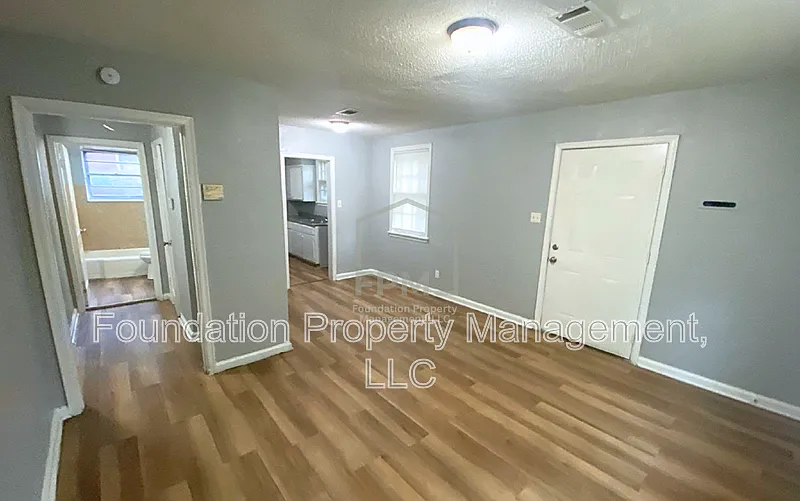 3 bed, 1.0 bath, 1204 sqft, $1,195 — Photo 3