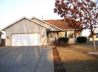2367 Hamlet Ave N, Oakdale, MN 55128