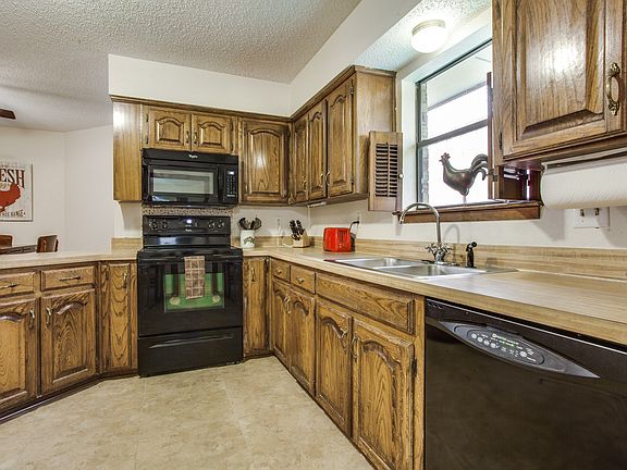 4th image of 2710 Green Oaks Dr