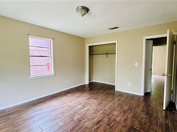 3rd image of 108 Tulipen Dr