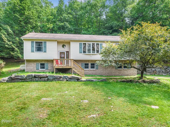25 Woodland Dr, Beach Lake, PA 18405