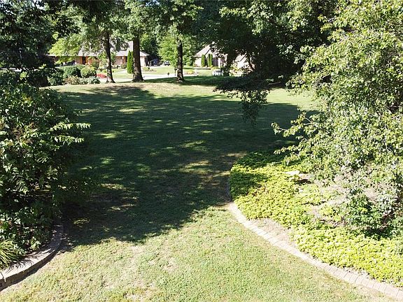 5th image of 32 Willow Creek Dr