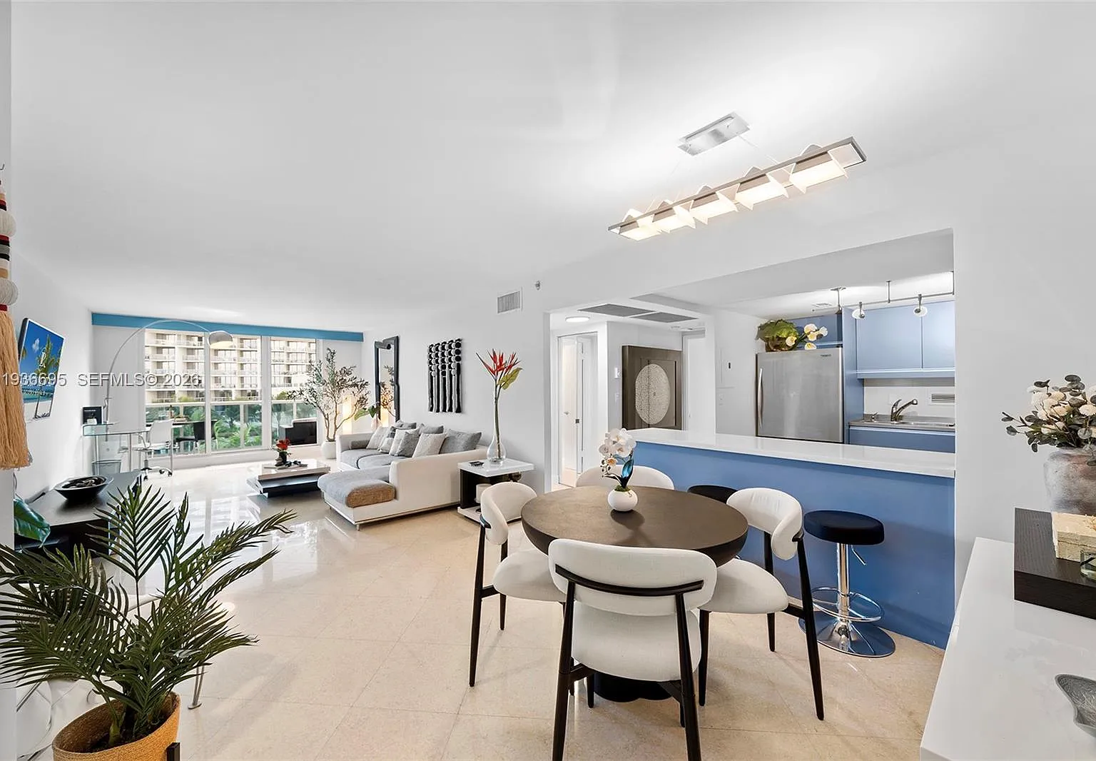 Roney Palace Condo — Photo 2