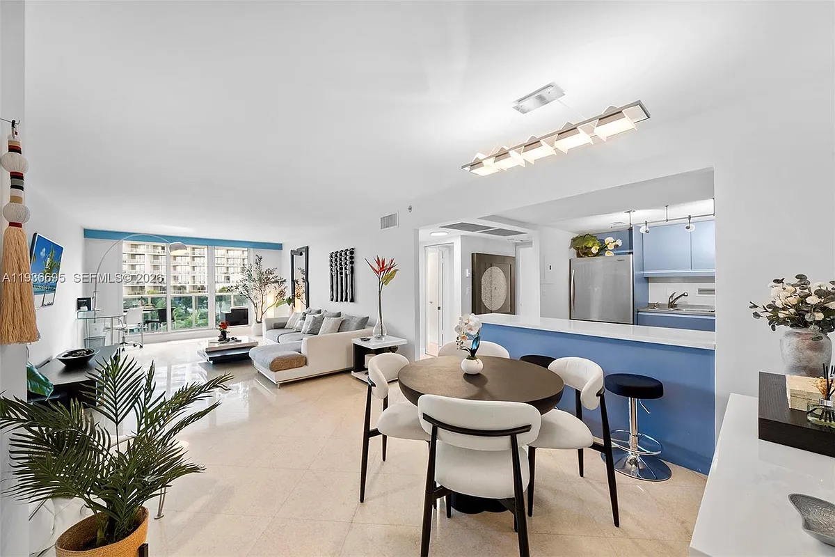 Building Photo - 2301 Collins Ave #408