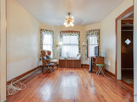 3rd image of 2051 N Kilbourn Ave