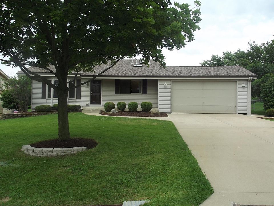 1N 605 Gloria Ave. W. C. Covered front porch to sit out on. Concrete drive with plenty of parking.