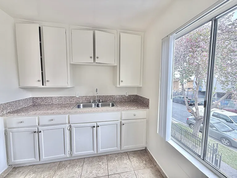 14143 Delano St #5 — Photo 5