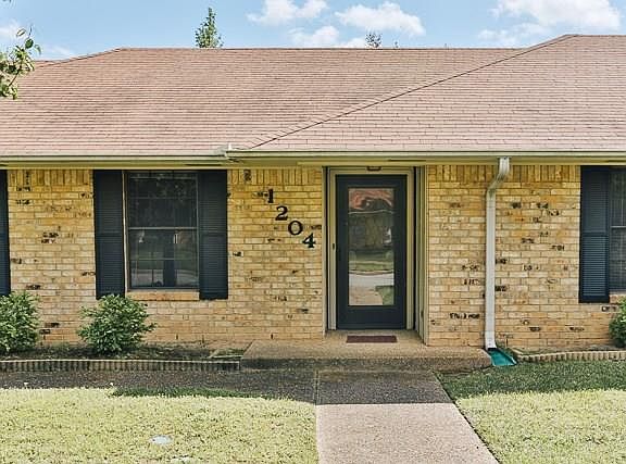 4th image of 1204 Larkspur Ln