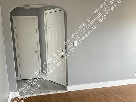 4th image of 1584 E Delavan Ave